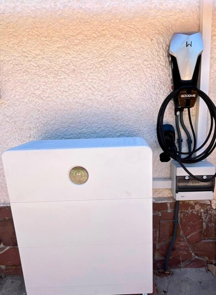 GoodWe All in One serie ESA y cargador de coche eléctrico instalados por Nerosolar
