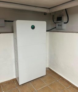 Torre GoodWe ESA con inversor híbrido y baterías para placas solares