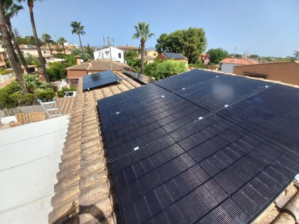 Tejado de vivienda con paneles solares instalados por Nerosolar